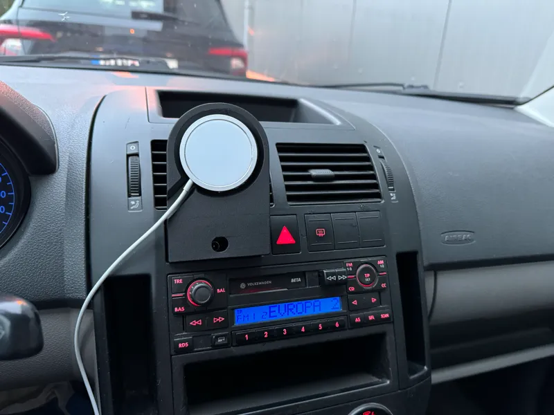 iPhone car mount (Polo 9N)
