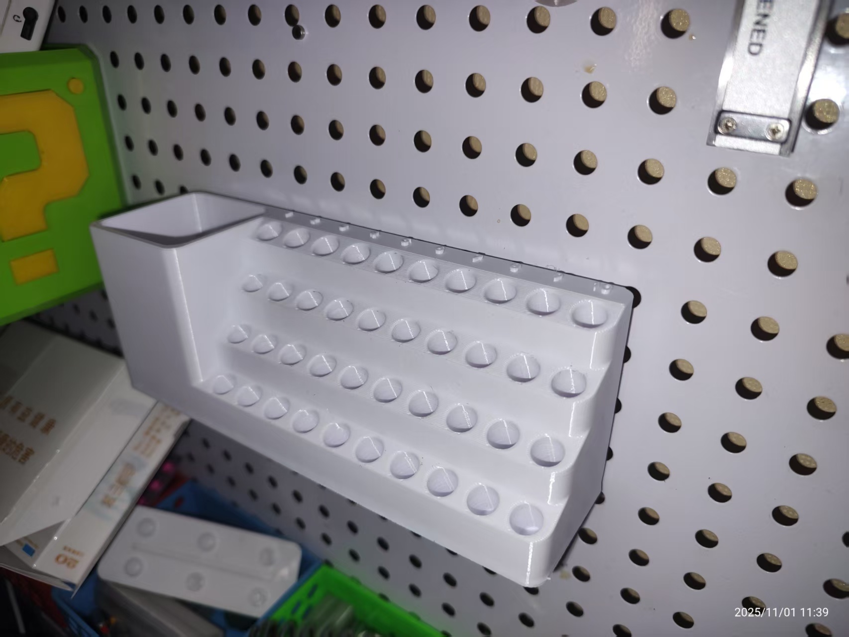 Miniatura 2 do modelo 3D 洞洞板电动螺丝刀和批头收纳盒