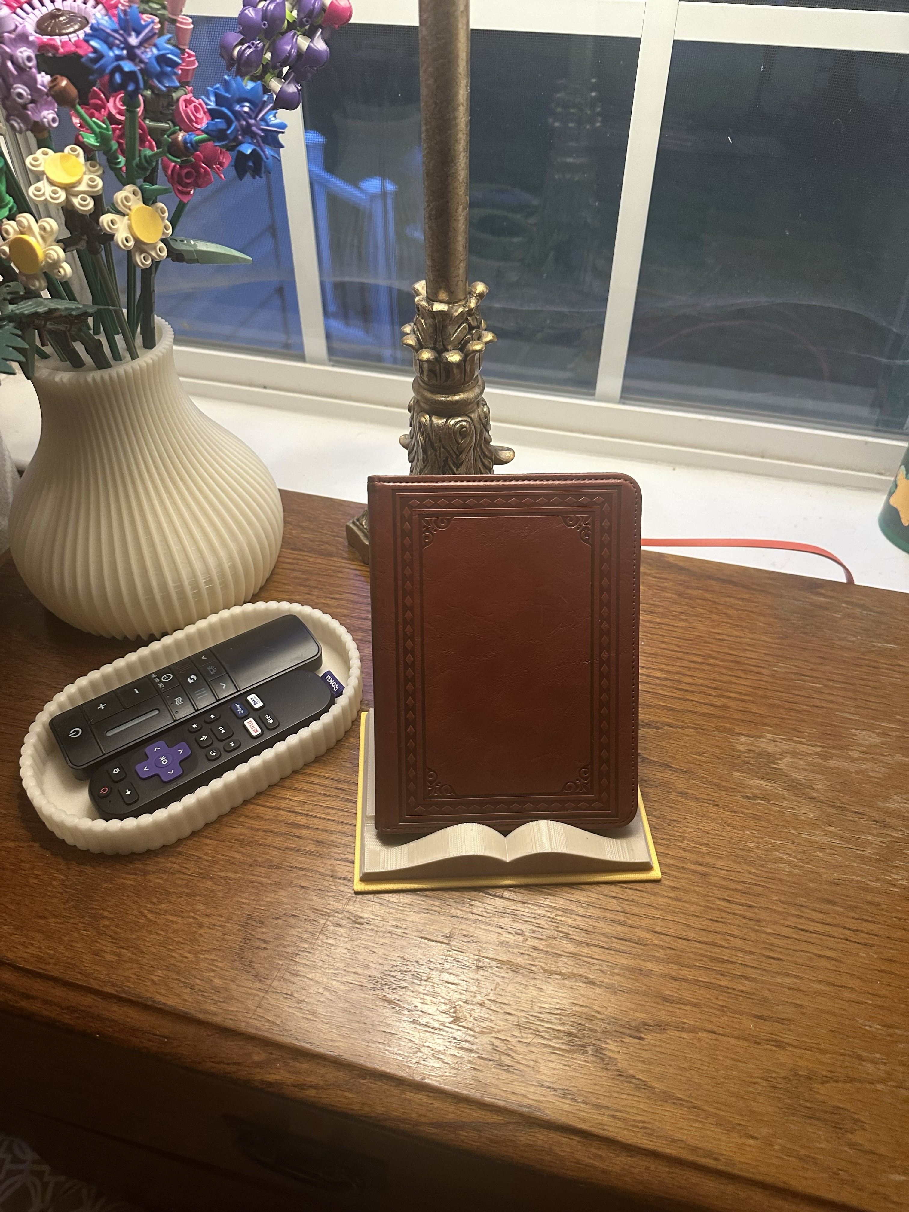 Miniatura 2 do modelo 3D Book-Shaped Kindle & E-Reader Stand