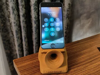 Artisan Flow: Sculptural & Fluid Phone Stand
