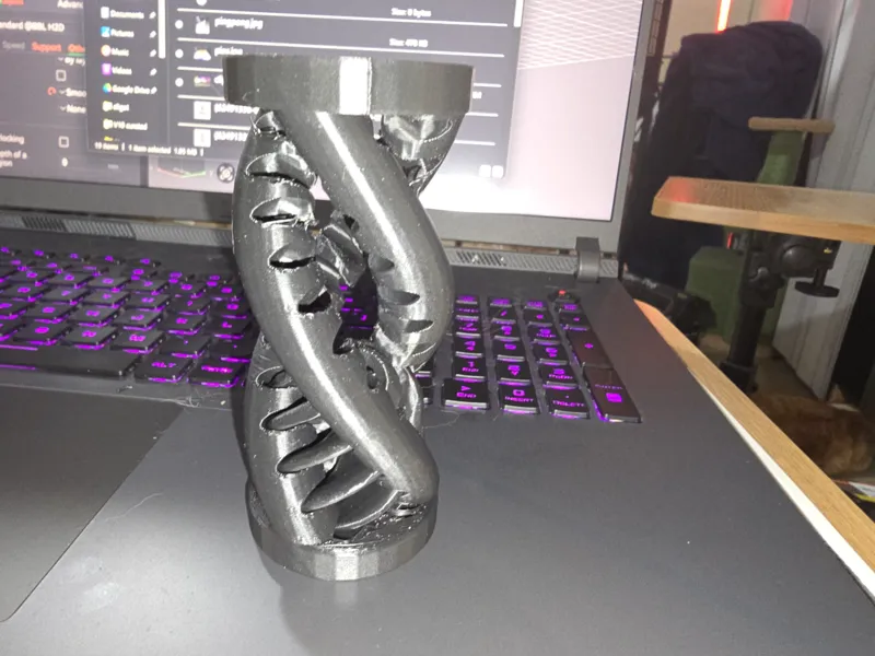 Spiral passthrough fidget with three struts