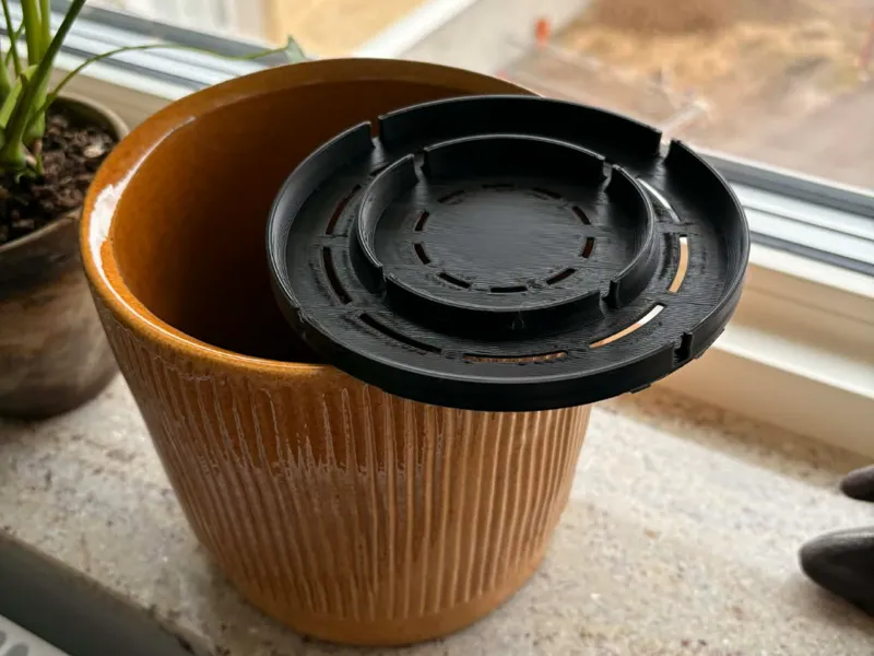 Plant pot water runoff bottom