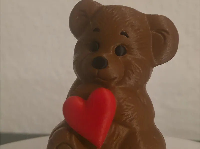 Bär mit Herz in den Händen