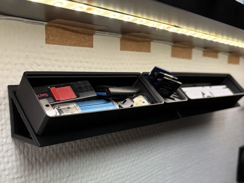 Gridfinity slanted wall mount (1x4)