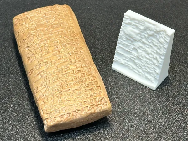 Réplique de la tablette de réclamation en cunéiforme