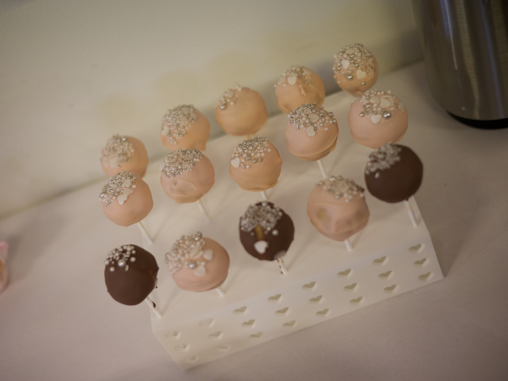 Cake pop holder box with heart decor