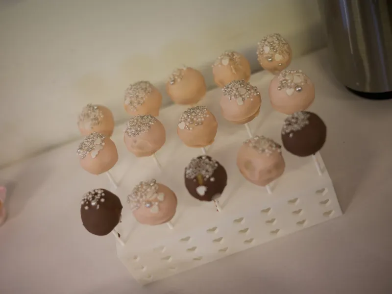 Cake pop holder box with heart decor