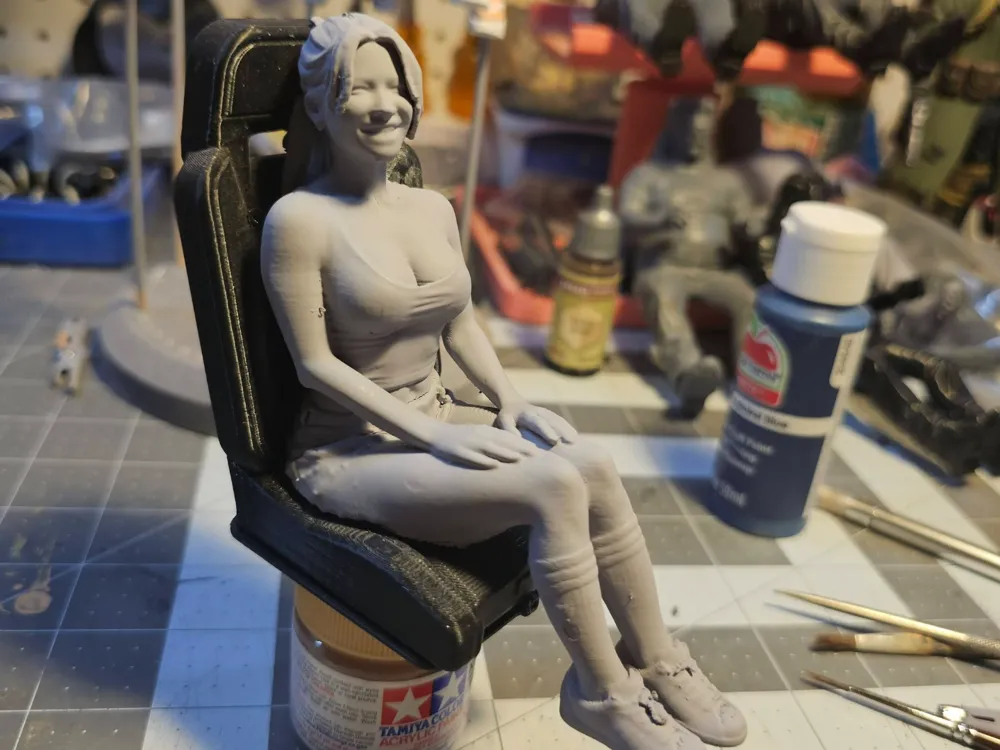 Modelo para impresión 3D: Lady in Shorts, Tank and Socks 2. Referencia del modelo original.