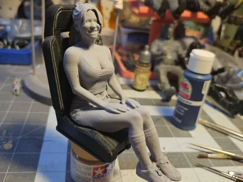 Modelo para impresión 3D: Lady in Shorts, Tank and Socks 2 — referencia de MakerWorld