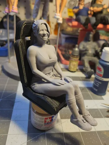 Modelo para impresión 3D: Lady in Shorts, Tank and Socks 2 — vista de referencia 2