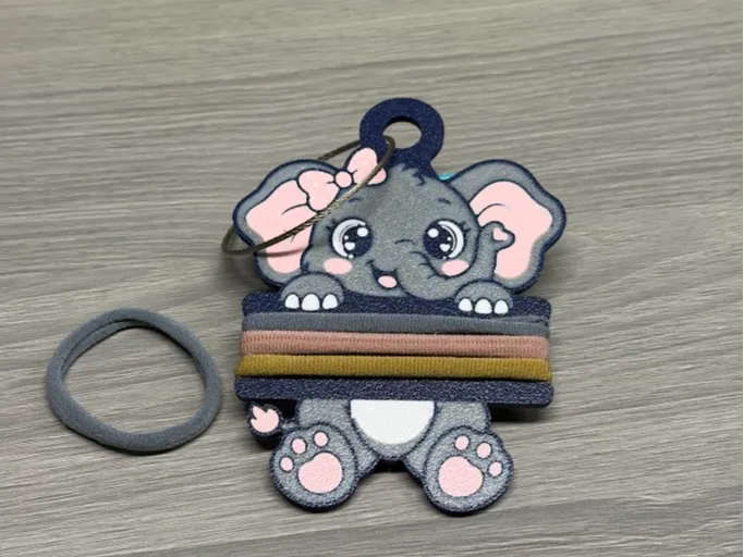 Accesorio para sujetar ligas de cabello: Elephant Hair Tie Holder Keychain. Referencia del modelo original.