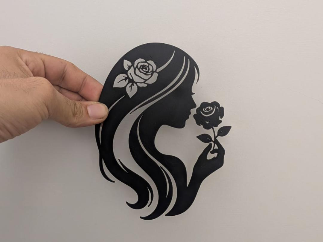 “Eleganza Femminile–Decorazione Minimal con Rosa”