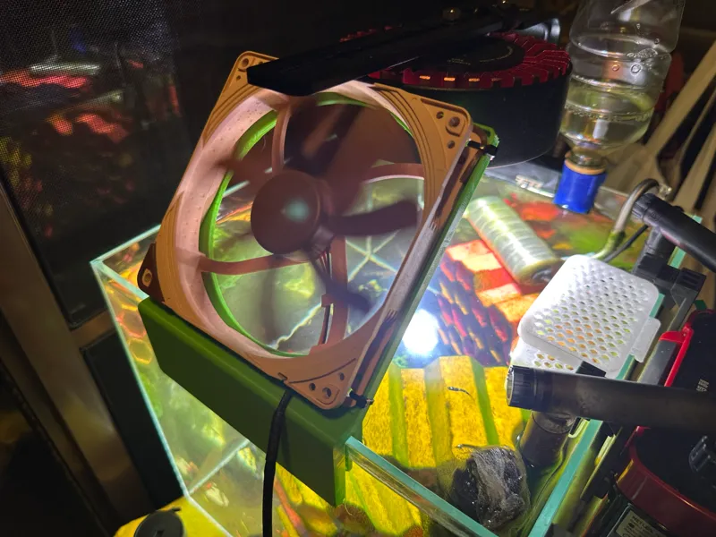 Cooling fan bracket for aquarium use 