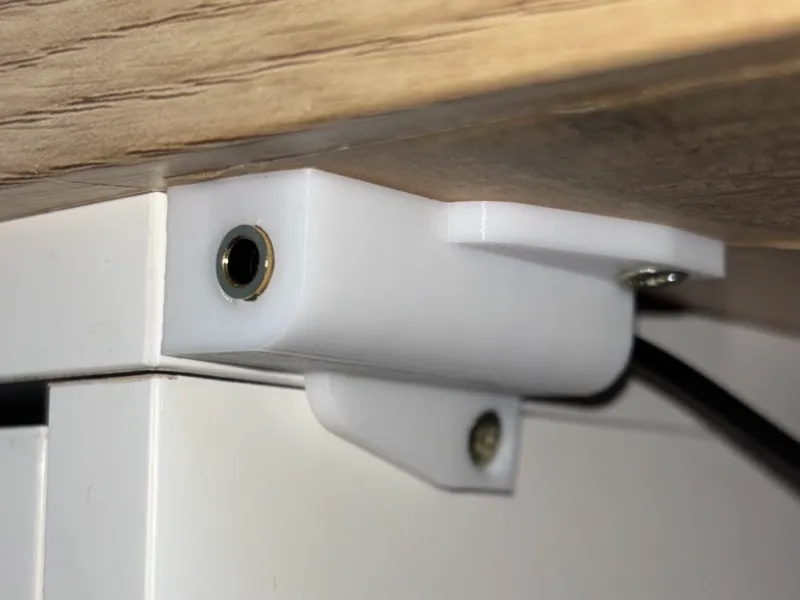 Amazon's deleyCON 3.5mm jack extension cable case