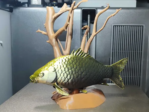 Poisson décoratif sur socle bois flotté