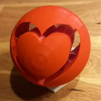 Kugel mit schwebendem Herz&Ständer !Beschreibung!