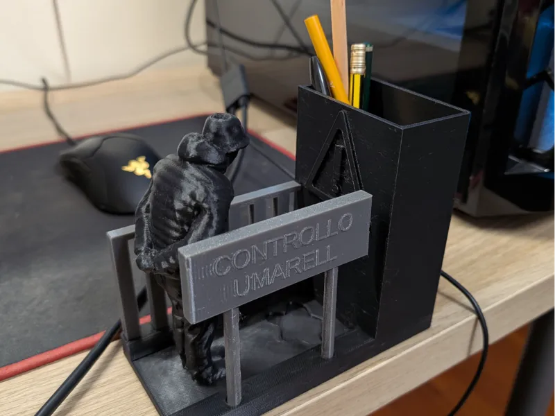 Umarell Pen Holder - Desk Watcher