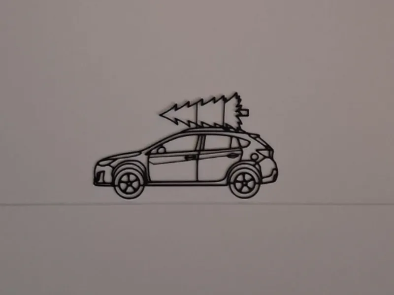 Coche Subaru con árbol de navidad