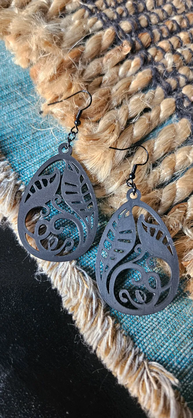 Elegant leaf Earrings view 3