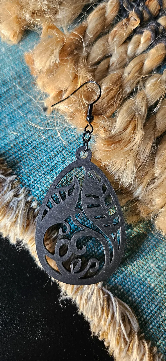 Elegant leaf Earrings view 2