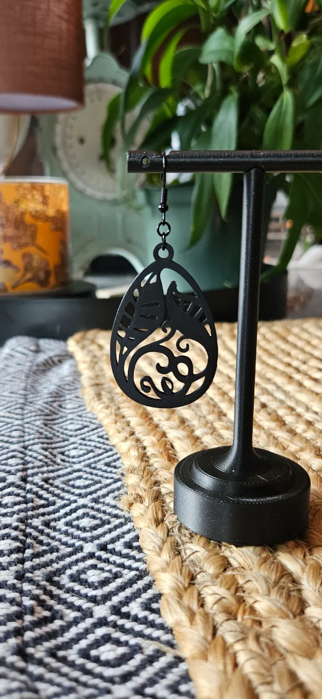 Elegant leaf Earrings view 4