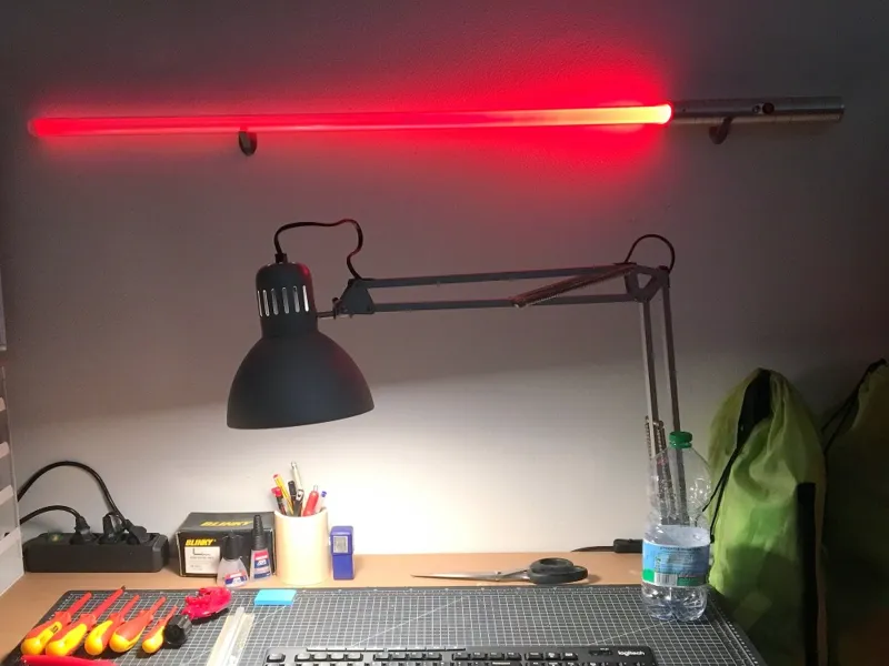 Supporto da muro orizzontale per spada laser