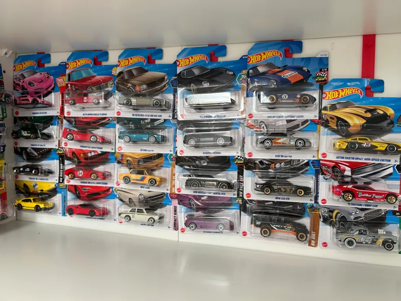 1:64 Scale Stand for Card