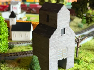 Old wooden grain bin  (N-Gauge Scale)
