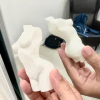 Sculpture stylisée low poly d'une silhouette féminine — photo 2