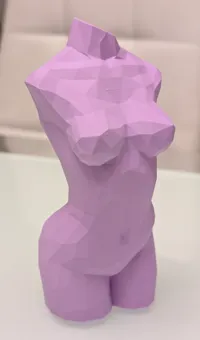 Sculpture stylisée low poly d'une silhouette féminine — photo 3