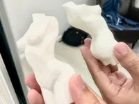 Sculpture stylisée low poly d'une silhouette féminine — photo 1
