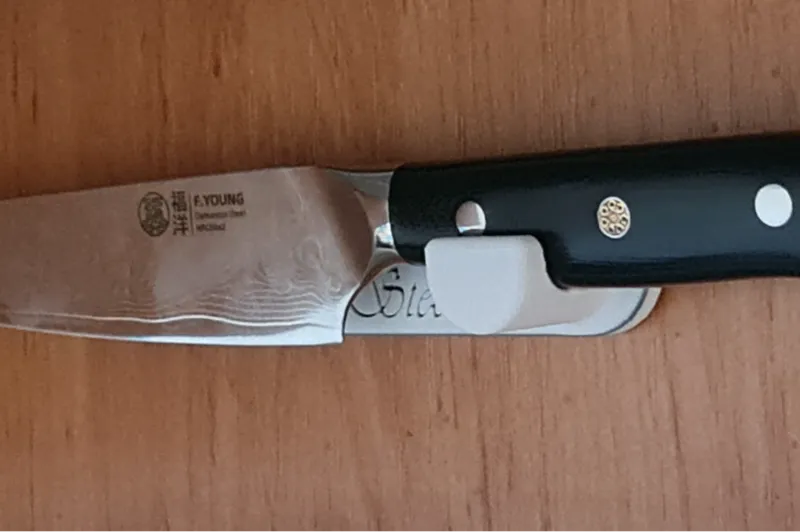 Kitchen knife magnetic holder horizontal