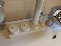 Socle chargeur triple pour Oral-B avec porte-brossettes — photo 2