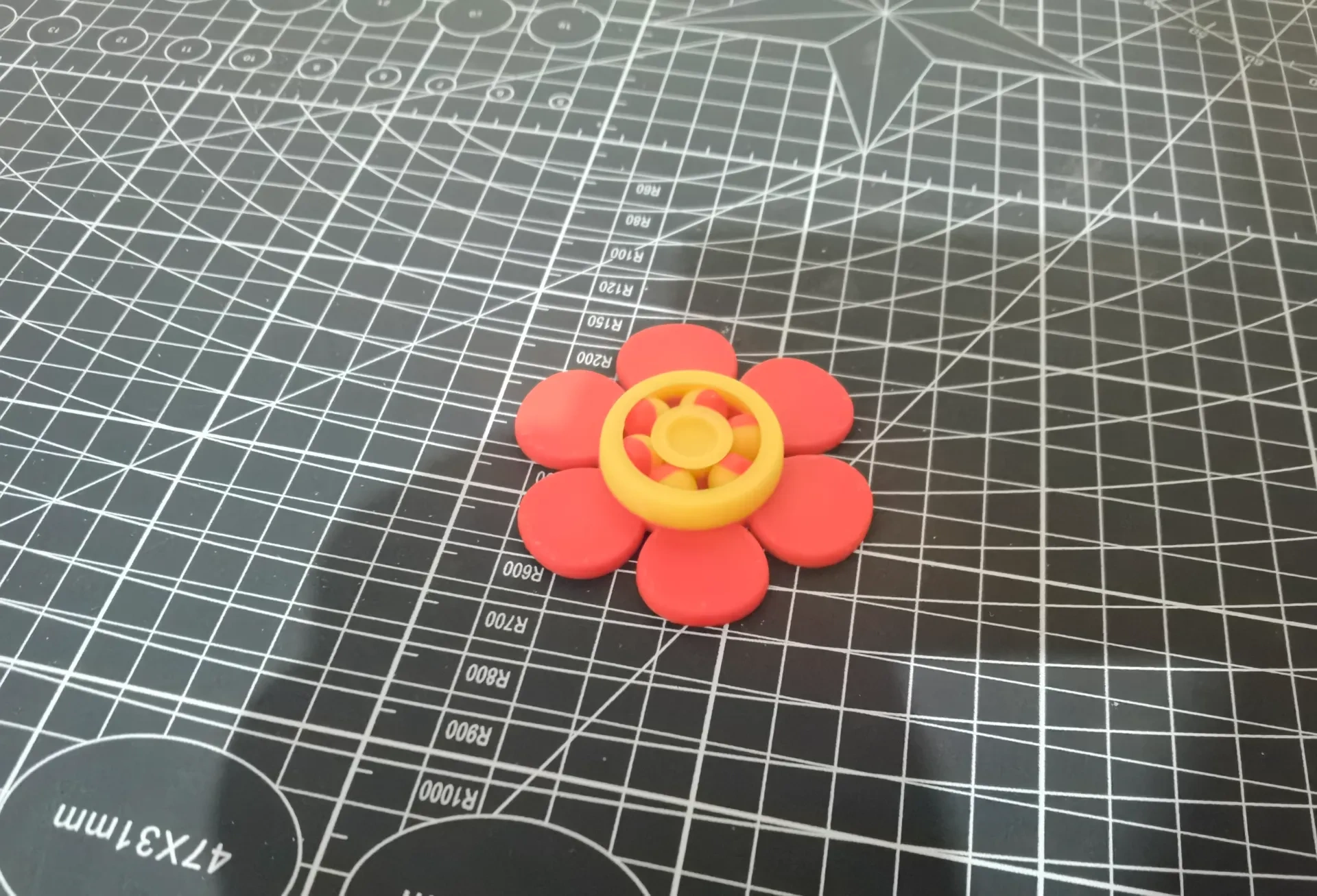 Miniatura 2 do modelo 3D 红花陀螺风车（送你一朵小红花）