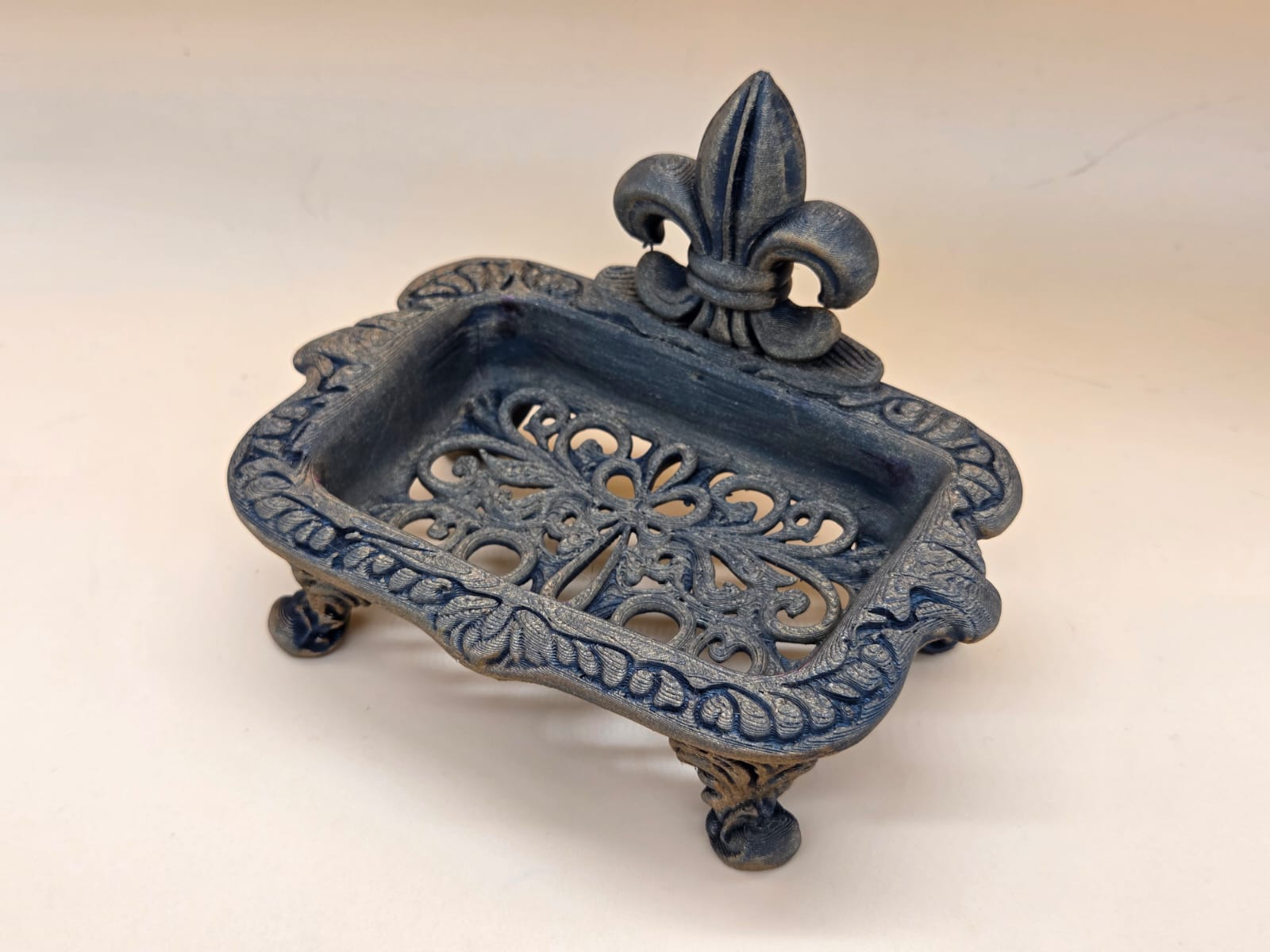 Barocke Seifenschale mit Lilien-Ornament - 1