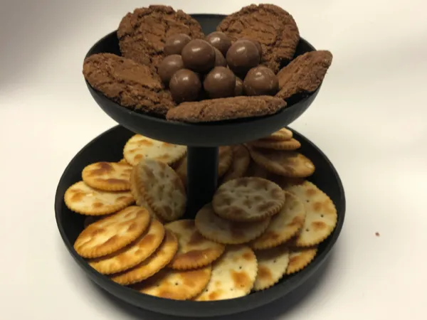 Étagère à deux niveaux pour gâteaux et collations