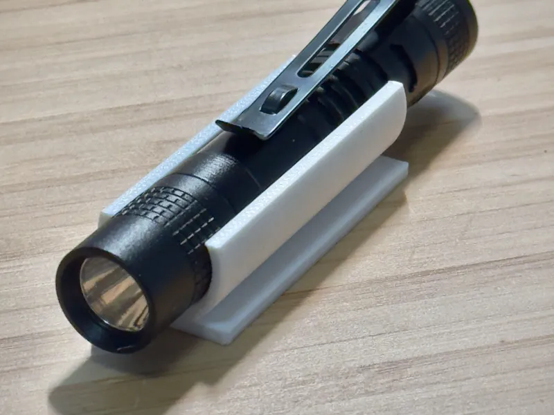 Parametric flashlight mount