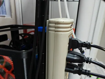 Wire Rack Power Strip Mount – Keyhole Compatible