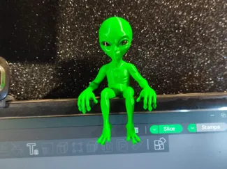 Alieno seduto sul bordo del monitor