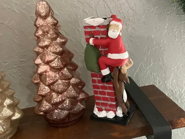 Père Noël grimpant à la cheminée