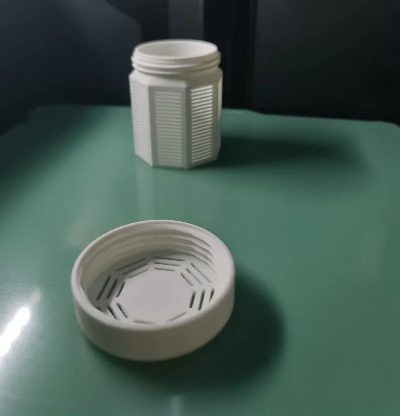 Simple disccant container