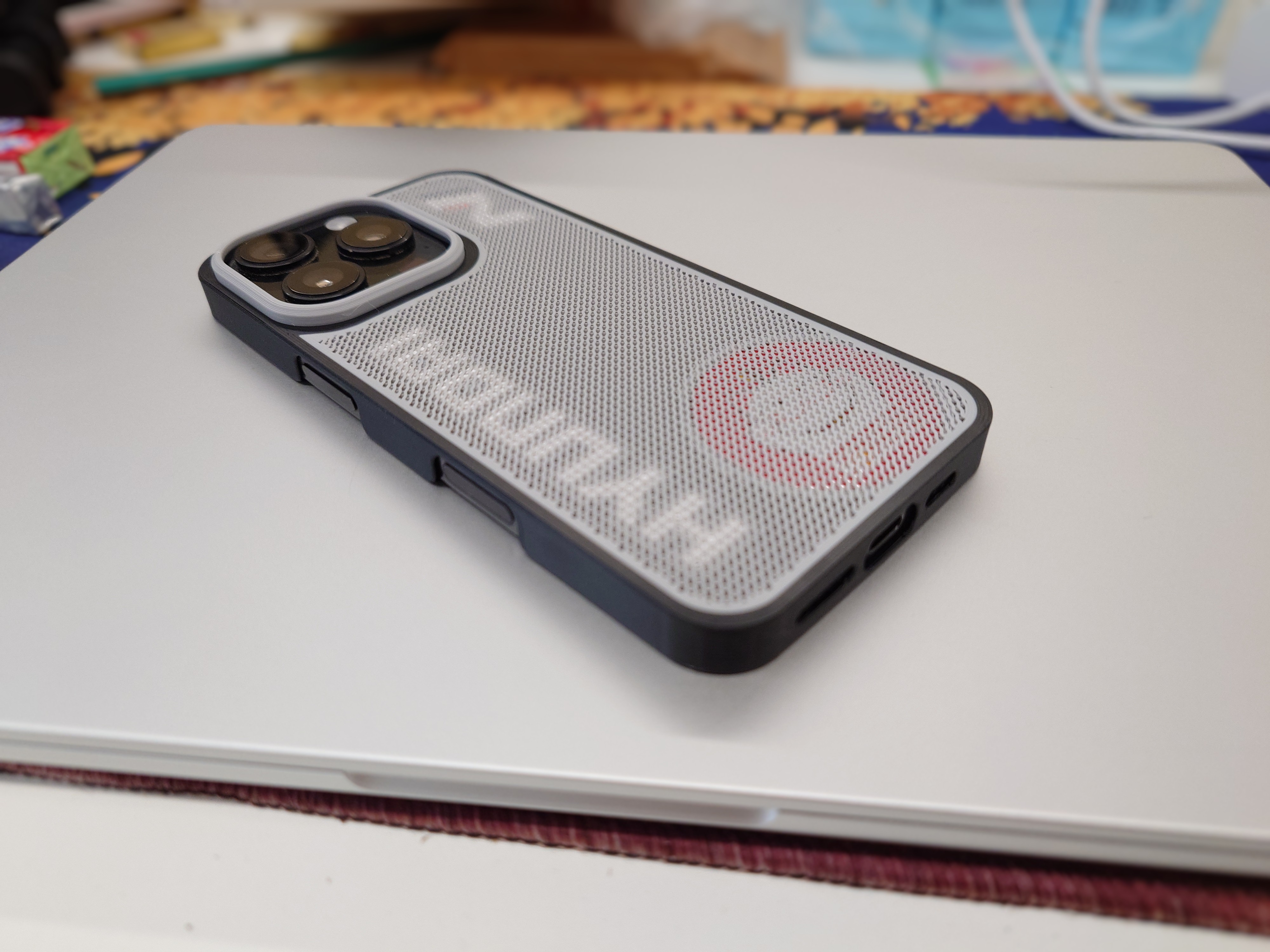 Miniatura 2 do modelo 3D 带有现代N Logo的iPhone16Pro背部镂空手机保护壳