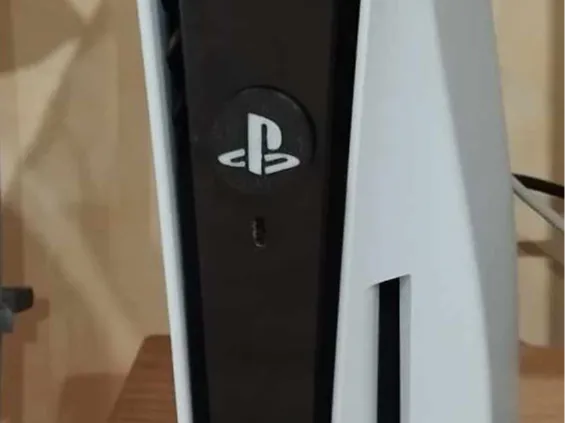 Badge USB PS5 - Black Background