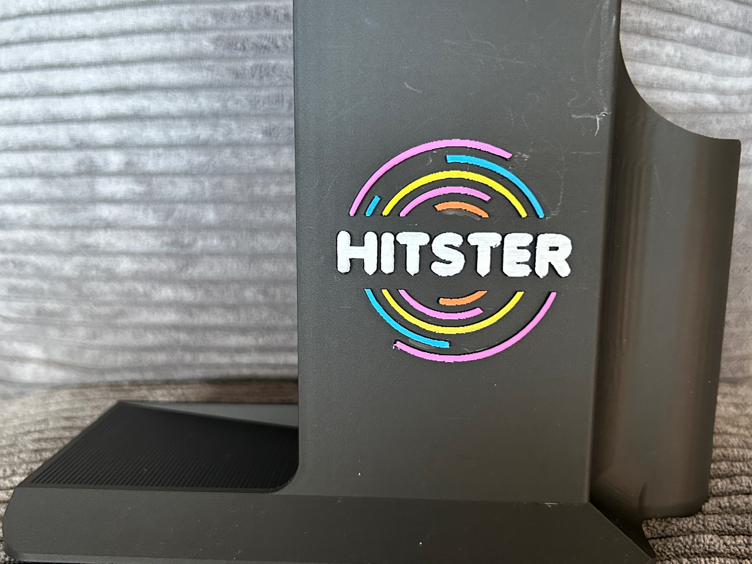 Hitsterturm mit Logo und Sichtschutz