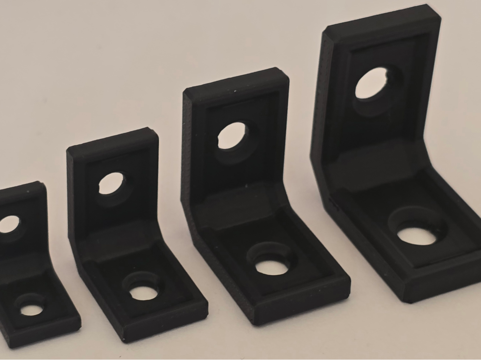 Furniture Brackets - 3 to 6 mm screws - 90°
