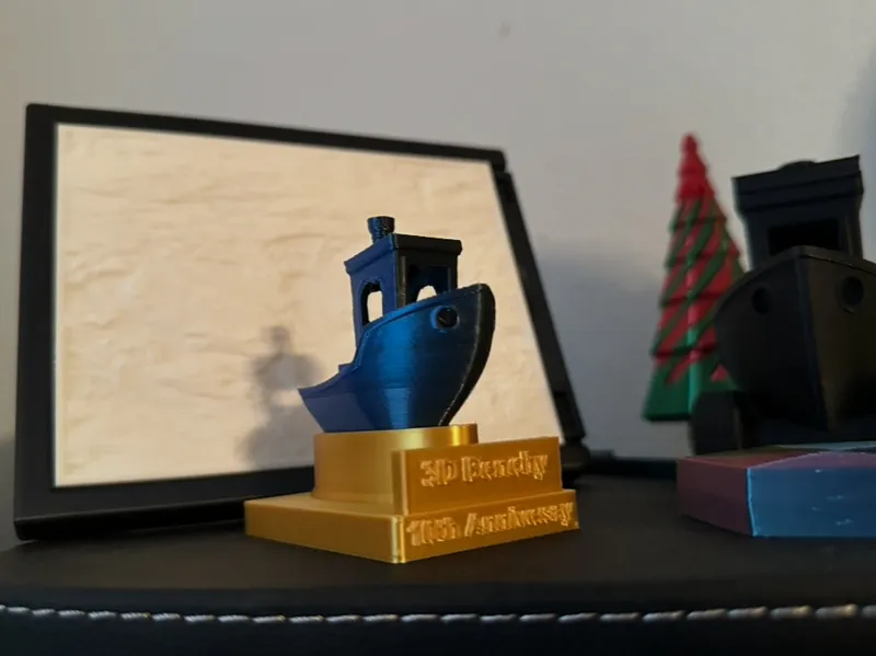 3D Benchy 10th anniversary stand