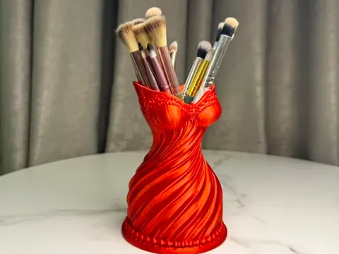 Soporte: Lady in Red – Elegant Makeup Brush Holder — referencia de MakerWorld