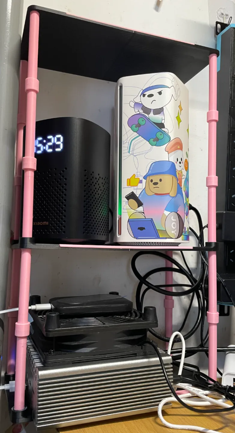 Expandable desktop shelf