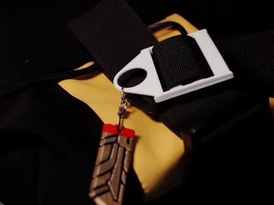Add extra attachment points at the bottom of the adjustment strap for 50mm wide shoulder bags