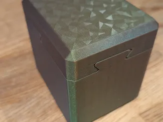Box mit unsichtbarem Verschlussmechanismus